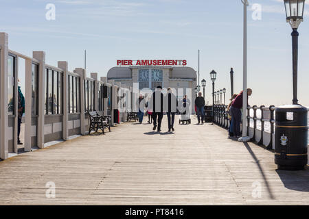 Worthing Sussex, Regno Unito; il 7 ottobre 2018; persone che passeggiano lungo il molo in luminose giornate di sole Foto Stock