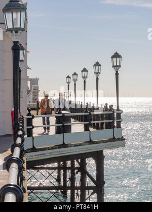 Worthing Sussex, Regno Unito; il 7 ottobre 2018; due donne passeggiare lungo il molo in luminose giornate di sole Foto Stock