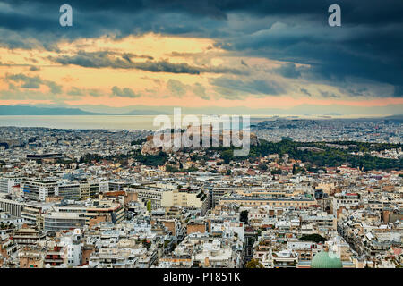 Acropoli di Atene in Grecia al cielo nuvoloso tramonto con il mare e le montagne sullo sfondo Foto Stock