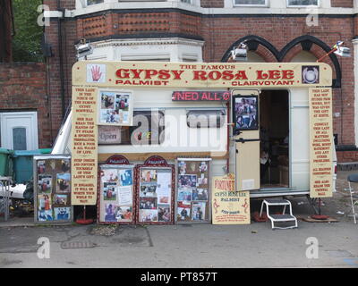 Caravan appartenenti al gypsy palmist Rosa Lee parcheggiato nel cortile anteriore della casa sulla Noel Street, Nottingham Forest opposta Rec durante la fiera d'oca Chiromanzia Foto Stock