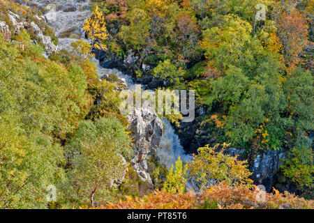 SUILVEN E FIUME KIRKAIG SUTHERLAND Scozia la cascata o cadute di KIRKAIG in autunno con alberi e rivestimento di colore la gola Foto Stock