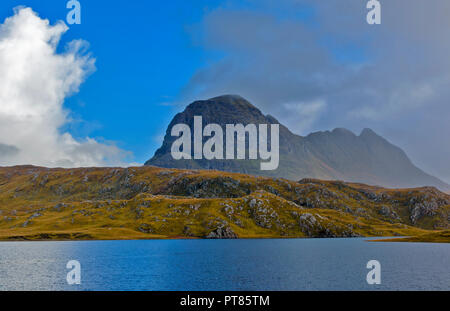 SUILVEN E FIUME KIRKAIG SUTHERLAND Scozia nuvola bianca e doccia a pioggia la cancellazione dalla montagna Foto Stock