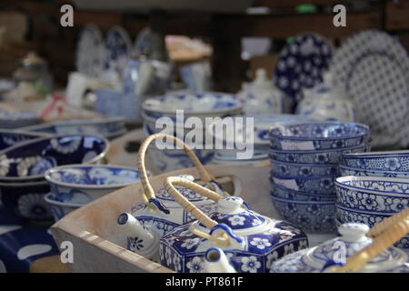 Ceramiche e delft in vendita nel mercato Foto Stock