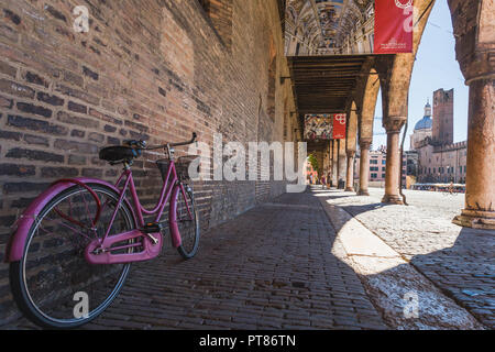 Vista della Torre della gabbia e palazzo Bonacolsi (Castiglioni) su Piazza Sordello a Mantova, Italia Foto Stock