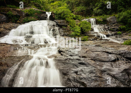 Questa cascata è chiamato cascata de Tao vicino Hienghène su New Calendonia. Si tratta di un piccolo a piedi dalla strada principale e non è difficile da raggiungere. Foto Stock