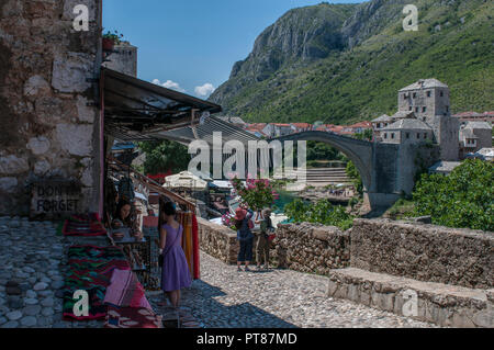 Mostar: a non dimenticare la pietra vicino a Stari Most (Ponte Vecchio) ricordando le persone a non dimenticare la guerra Croat-Bosniak che nel 1993 distrusse la città Foto Stock