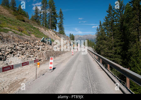 Lavori stradali lungo il percorso 27 vicino Brail (Zernez) regione nel cantone svizzero dei Grigioni. nella valle dell'Inn Foto Stock