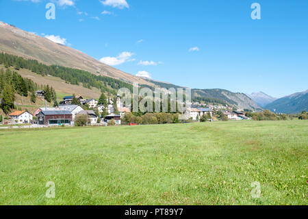 Zuoz sul fiume Inn, Maloja Regione Grigioni Svizzera Foto Stock