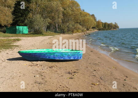 Lucentezza blu mare con schiuma bianca sulle onde di armonia e splendida e tranquilla giornata di autunno Foto Stock
