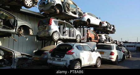 Vecchia auto in un cantiere di scarto Foto Stock