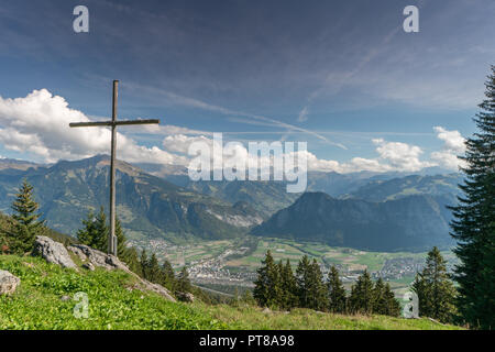 Swiss paesaggio di montagna con un vertice di croce e di una vista sulle valli e le montagne vicino a Landquart Foto Stock