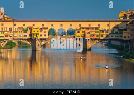 Ponte Vecchio di Firenze, vista del Ponte Vecchio all'alba con gli uomini skiffs canottaggio sul fiume Arno, Firenze, Firenze, Toscana, Italia. Foto Stock