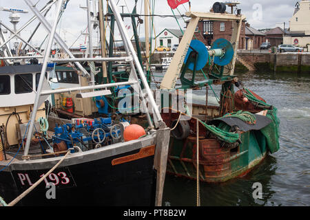 Le navi da pesca e le reti, porto interno, la buccia, Isola di Man. Foto Stock