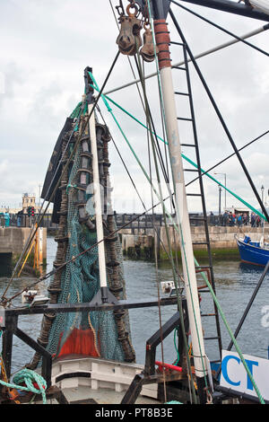 Le navi da pesca e le reti, porto interno, la buccia, Isola di Man. Foto Stock