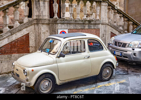 Classic color crema 500 Fiat auto parcheggiate nelle strade di Siena,Toscana,Italia Foto Stock