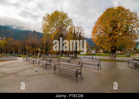 St.Gilgen, Austria - 3 Novembre 2017: lungolago vicino lago Wolfgangsee in Austria villaggio alpino St.Gilgen su nuvoloso giorno d'autunno. Foto Stock