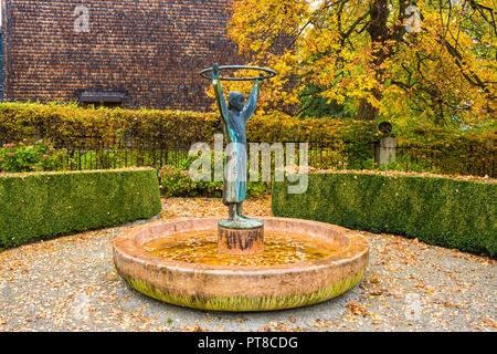 St.Gilgen, Austria - 21 Ottobre 2017: Fontana raffigurante Mozart della madre Anna Maria Walburga Mozart (nee Pertl) come una piccola ragazza. Progettato da Toni Sch Foto Stock