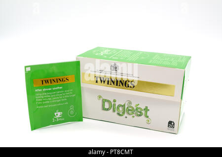 Largs, Scozia - Ottobre 04, 2018: scatola contenente Twinings Teabags di marca in imballaggi riciclabili in linea con gli attuali orientamenti del Regno Unito. Foto Stock