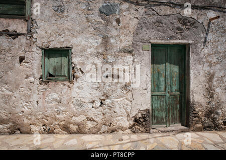 Vecchia casa con porta di legno e weathered facciata nel villaggio rurale Foto Stock