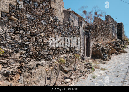 Vecchio edificio esterno con i muri in pietra naturale, edificio rovine Foto Stock