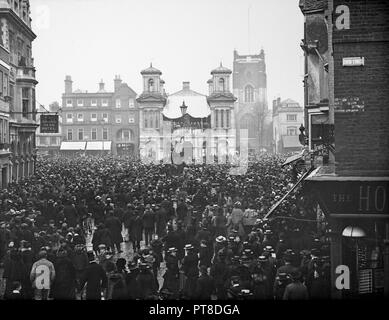 Kingston-Upon-Thames vicino a Londra nel 1901. Annuncio del re Edward VII nella piazza della città e davanti a una grande folla. Foto Stock