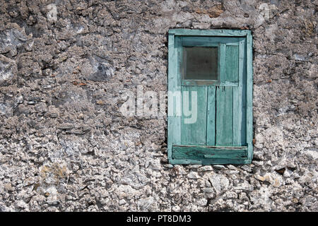 Casa vecchia facciata con finestre in legno e otturatore chiuso - Foto Stock