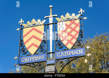 Città segno, High Street, Chipping Campden, Gloucestershire, England, Regno Unito Foto Stock