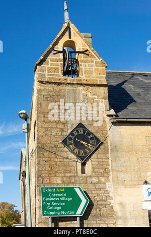 Xvi secolo torre il coprifuoco, High Street, Moreton-in-Marsh, Gloucestershire, England, Regno Unito Foto Stock