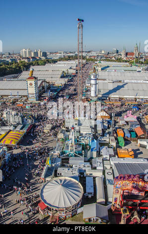 Ogni anno le famiglie di tutta Europa e di tutto il mondo fanno il loro modo di Monaco di Baviera Oktoberfest per il cibo ottimo e il più grande del mondo festival evento. Foto Stock