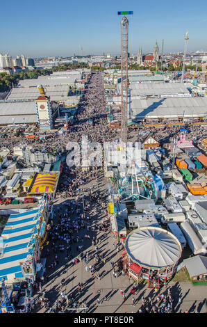 Ogni anno le famiglie di tutta Europa e di tutto il mondo fanno il loro modo di Monaco di Baviera Oktoberfest per il cibo ottimo e il più grande del mondo festival evento. Foto Stock