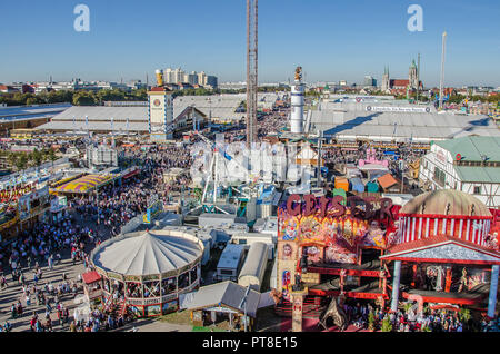 Ogni anno le famiglie di tutta Europa e di tutto il mondo fanno il loro modo di Monaco di Baviera Oktoberfest per il cibo ottimo e il più grande del mondo festival evento. Foto Stock