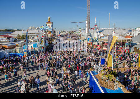 Ogni anno le famiglie di tutta Europa e di tutto il mondo fanno il loro modo di Monaco di Baviera Oktoberfest per il cibo ottimo e il più grande del mondo festival evento. Foto Stock