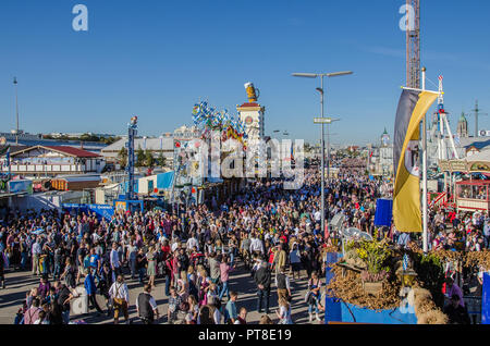 Ogni anno le famiglie di tutta Europa e di tutto il mondo fanno il loro modo di Monaco di Baviera Oktoberfest per il cibo ottimo e il più grande del mondo festival evento. Foto Stock