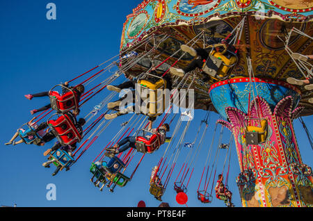 Ogni anno le famiglie di tutta Europa e di tutto il mondo fanno il loro modo di Monaco di Baviera Oktoberfest per il cibo ottimo e il più grande del mondo festival evento. Foto Stock