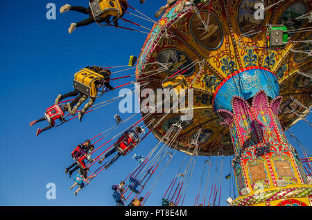 Ogni anno le famiglie di tutta Europa e di tutto il mondo fanno il loro modo di Monaco di Baviera Oktoberfest per il cibo ottimo e il più grande del mondo festival evento. Foto Stock