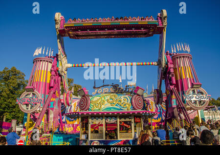 Ogni anno le famiglie di tutta Europa e di tutto il mondo fanno il loro modo di Monaco di Baviera Oktoberfest per il cibo ottimo e il più grande del mondo festival evento. Foto Stock