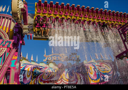 Ogni anno le famiglie di tutta Europa e di tutto il mondo fanno il loro modo di Monaco di Baviera Oktoberfest per il cibo ottimo e il più grande del mondo festival evento. Foto Stock