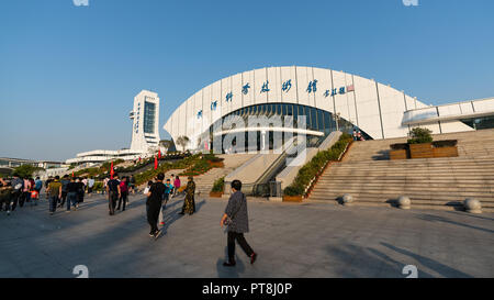 4 ottobre 2018, Wuhan, Cina : vista esterna di Wuhan museo delle scienze e della tecnologia nel distretto di Hankou in ex Wuhan edificio porta in Hubei Cina Foto Stock