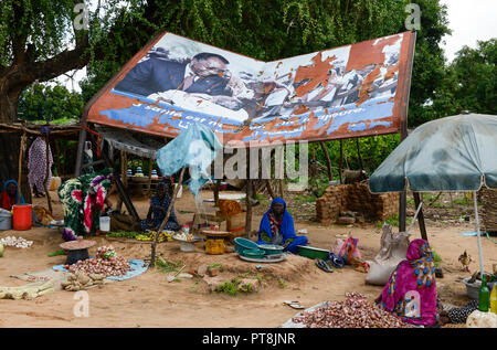 Il Ciad, Goz Beida, mercato marcio immagine del presidente Idriss Déby Itno / TSCHAD, Goz Beida, Markt, durch haengendes schaebiges Bild von Prasesident Idriss Déby Itno Foto Stock