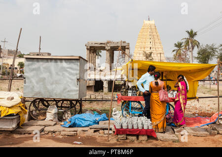 Le bancarelle del mercato, Hampi, Karnataka, India Foto Stock