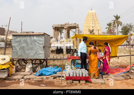 Le bancarelle del mercato, Hampi, Karnataka, India Foto Stock