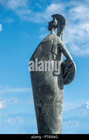 Anversa, Belgio - 24 Settembre 2018: Bronzo dea Minerva statua da Marcello Mascherini sotto il cielo blu con alcune nuvole bianche su Steenplein, borde Foto Stock