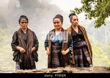 Popolo indonesiano in abito tradizionale Foto Stock