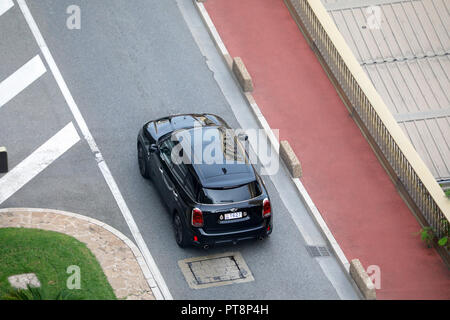 Montecarlo, Monaco - 5 Ottobre 2018 : Vista aerea di una bella Black Mini Cooper S Countryman All4â€ž (vista dall'alto) la guida sul Boulevard du Larvot Foto Stock