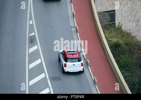 Montecarlo, Monaco - 5 Ottobre 2018 : Vista aerea di un bel bianco e rosso MINI Countryman Edition John Cooper Worksâ€ž (vista dall'alto) la guida su Foto Stock