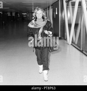 British attrice Elaine Paige arrivando all'aeroporto di Heathrow in 1985 Foto Stock