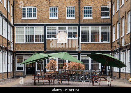 Il Sundial Court, originariamente parte di Whitbread prima birreria, ora offre delle sale della residenza per la Guildhall School of Music and Drama. Foto Stock