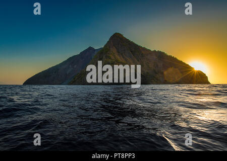 L'odore di zolfo proveniente dal vulcano attivo Batu Tara Sull'isola indonesiana di Pulau Komba può anche essere puzzava nell'elicottero Foto Stock