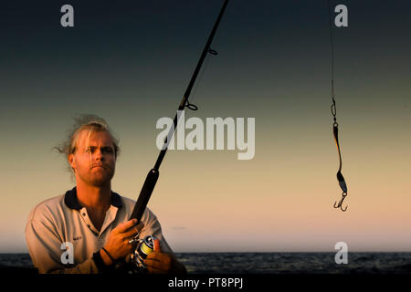 Pesca d'acqua blu in Indonesia. Il pesce accecatore è pronto per l'azione. Quando catturano grandi pesci predatori, vengono tirati dalla canna da pesca dietro la barca in rapido movimento Foto Stock