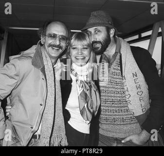 American Folk cantanti Pietro, Paolo e Maria arrivano presso l'aeroporto di Heathrow in 1988. Foto Stock
